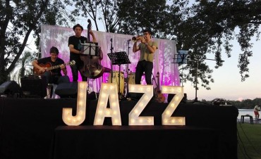 Música, pintura y el río de fondo fueron protagonistas de la noche