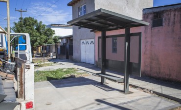 En San Felipe avanza la construcci&oacute;n de veredas y refugios de colectivo