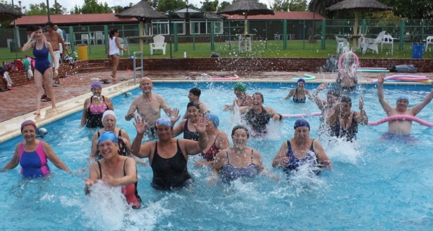 Adultos mayores disfrutan de la colonia municipal