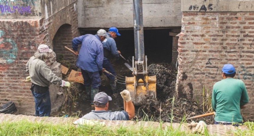 Se realiz&oacute; la limpieza de un importante desag&uuml;e en Alem y Berutti