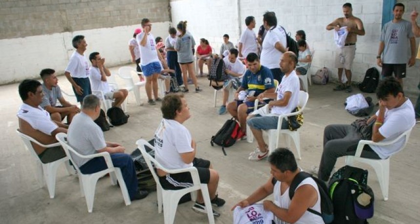  Se entregaron las remeras en la Colonia Municipal de Verano