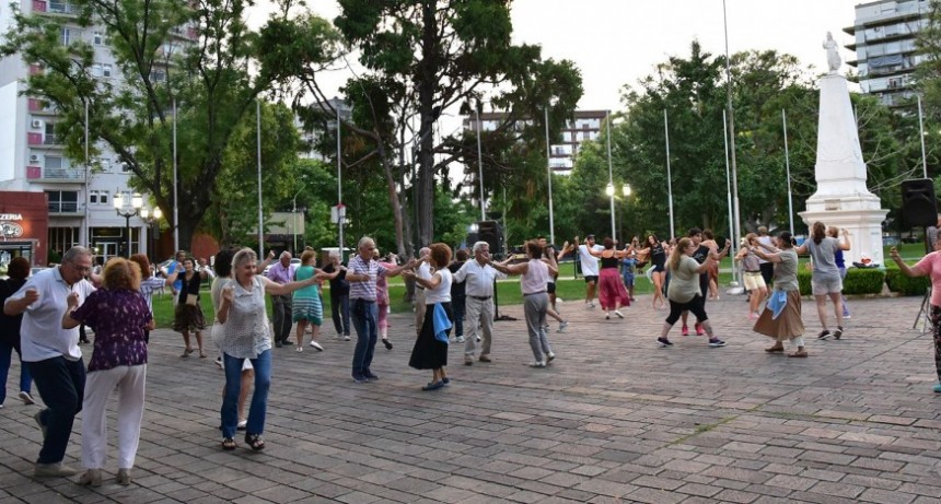 M&aacute;s de 80 vecinos participaron de la clase abierta de Folklore