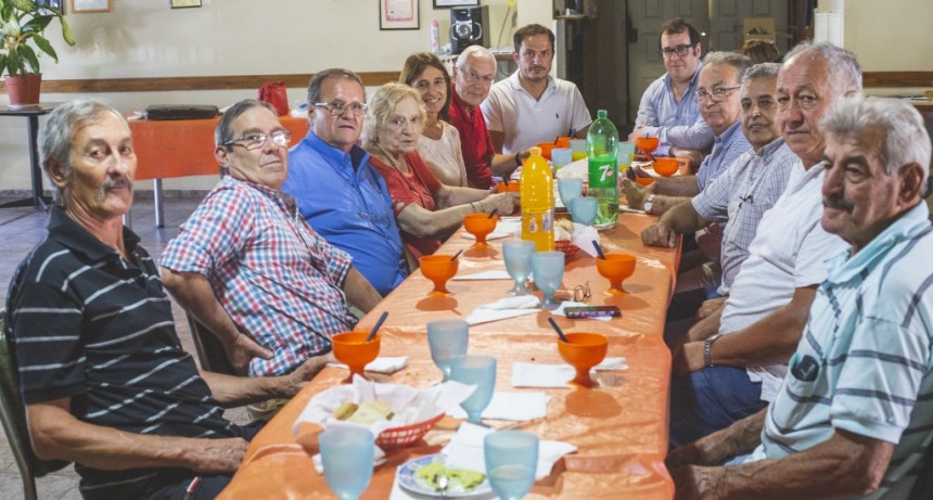 El Intendente y el Director del PAMI Luj&aacute;n compartieron un almuerzo con adultos mayores
