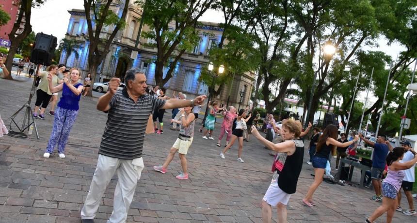 Este lunes dictarán otra clase abierta de folklore en la plaza Eduardo Costa