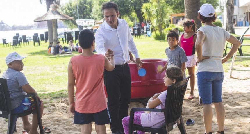 Abella visit&oacute; a los chicos que asisten a la Escuela Abierta de Verano