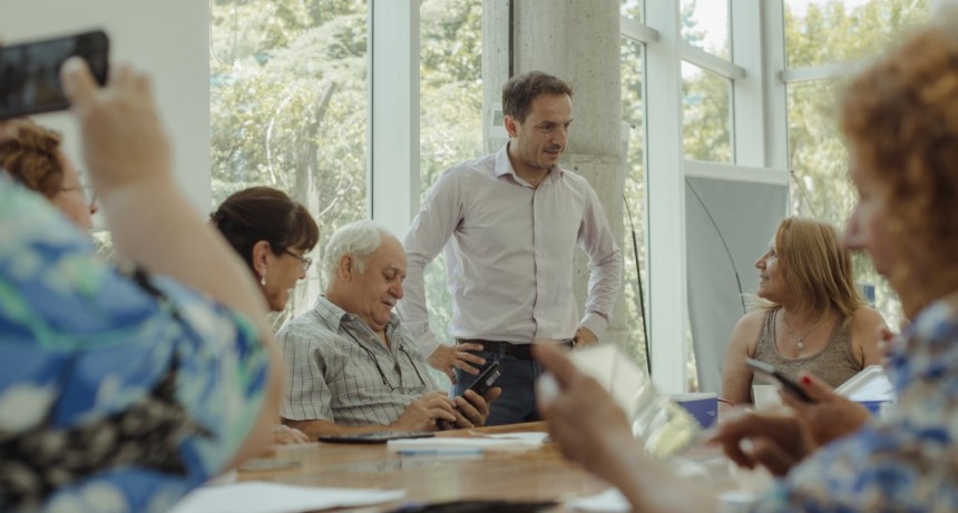 Adultos mayores contin&uacute;an capacit&aacute;ndose en el uso de sus tablets 