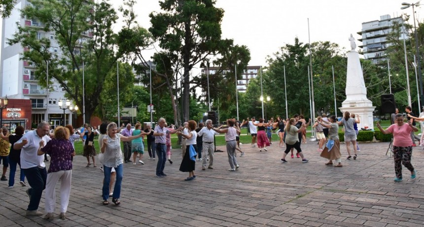 Habr&aacute; clases abiertas de folklore en la plaza Eduardo Costa