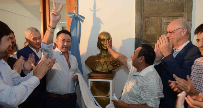 RESTITUYEN LOS BUSTOS DE PERON Y EVITA EN EL MINISTERIO DE SALUD DE LA PROVINCIA