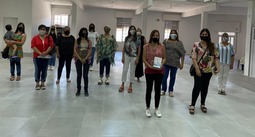 Romina Carrizo en un cierre de año junto a mujeres de la pastoral evangélica 