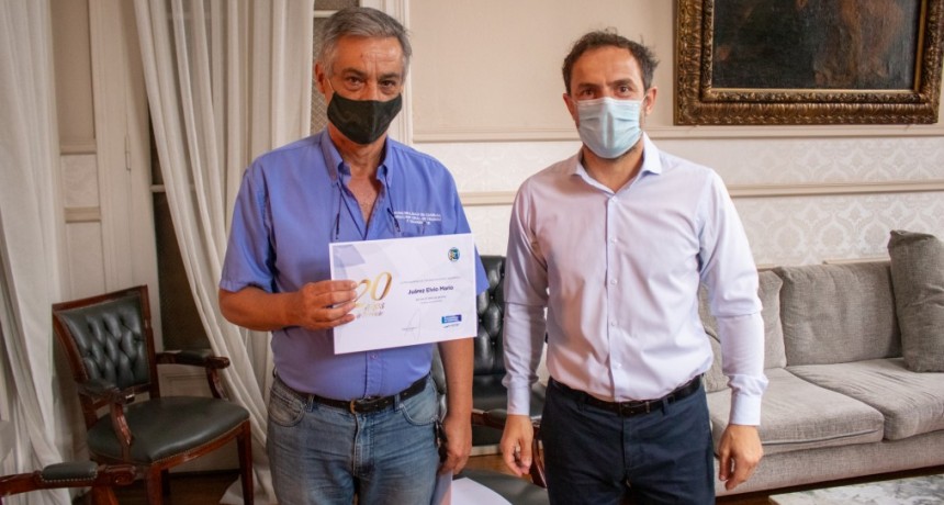 El Intendente entregó a empleados municipales reconocimientos por años de servicio