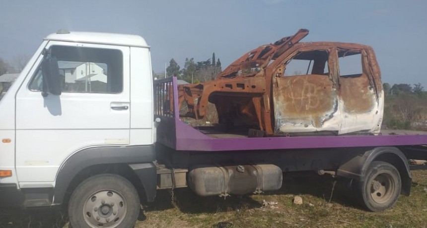 El Municipio retira vehículos abandonados en la vía pública 