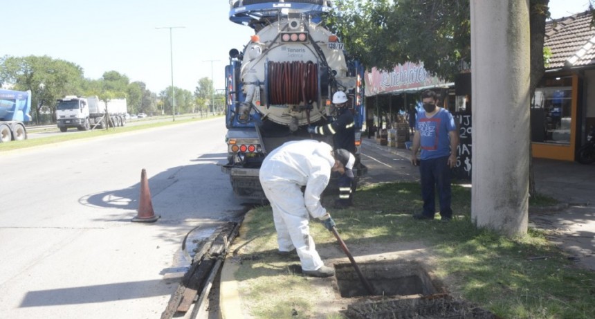Un camión desobstructor trabajó en la limpieza de pluviales en Lubo 