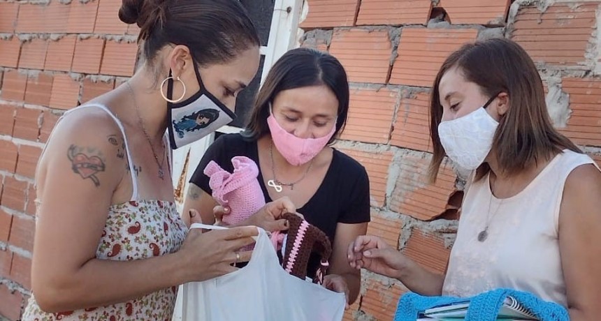 Vecinos presentan sus proyectos artesanales domiciliarios