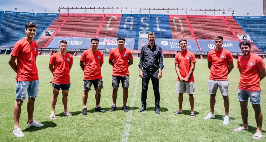 Tinelli prometió construir el nuevo estadio en menos de tres años