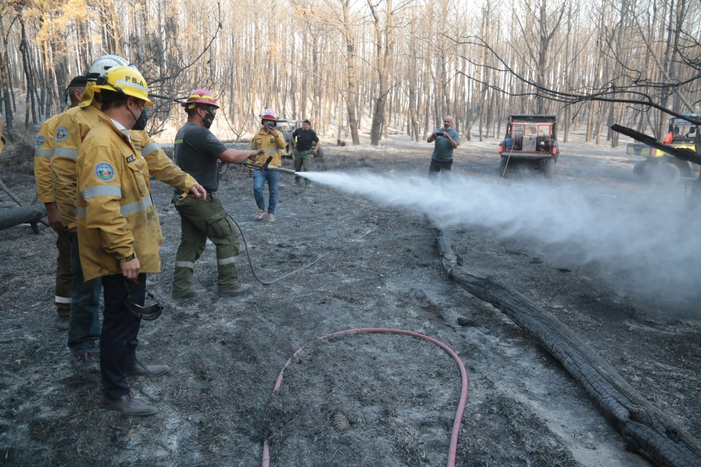 Kicillof recorrió la zona de Miramar donde se incendiaron 240 hectáreas 