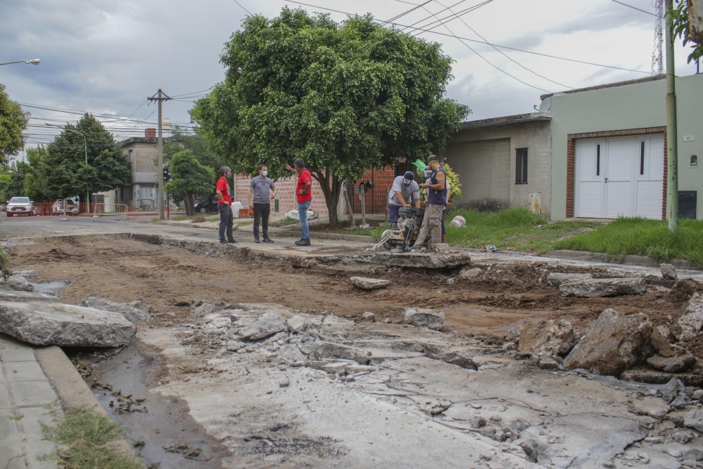 Ahora el Municipio repara importantes baches de hormigón sobre San Martín