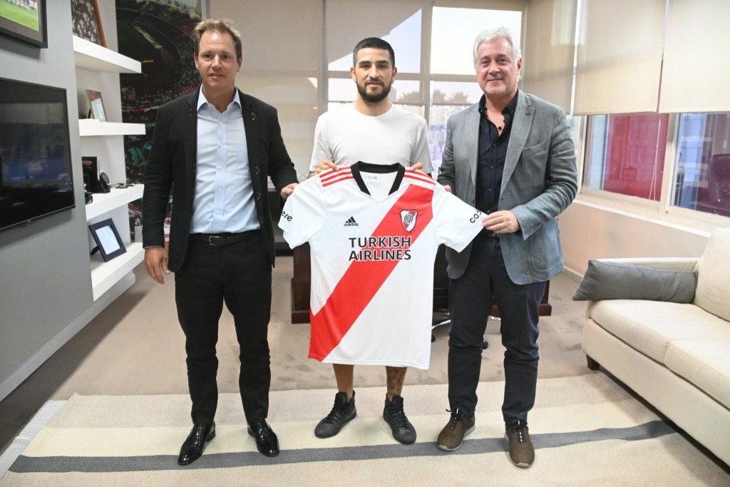 Elías Gómez firmó su contrato con River Plate