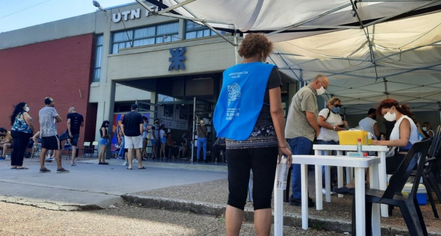 Cerca de 1400 vecinos se vacunan por día  contra el COVID-19