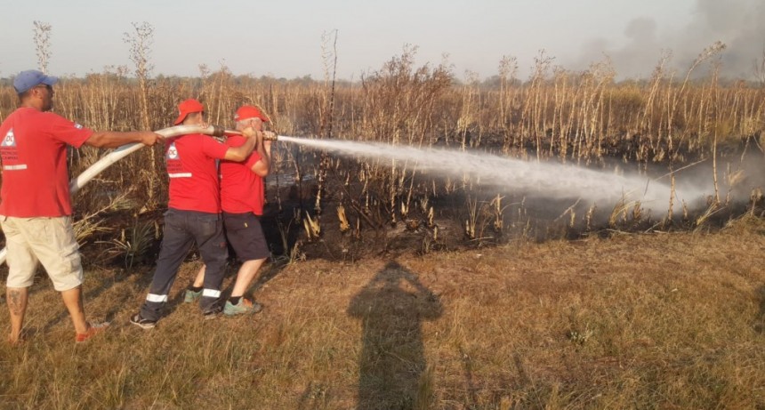 Defensa Civil colaboró en la extinción de un incendio detrás del parque industrial