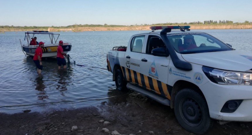 Defensa Civil participó en la búsqueda del joven desaparecido en aguas de una tosquera