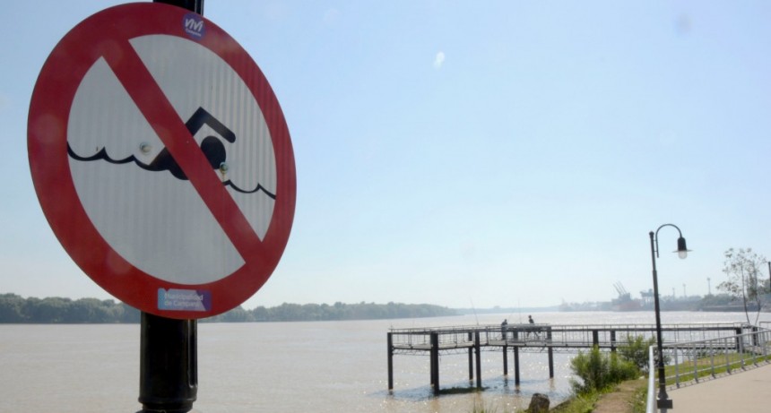 Recuerdan que está prohibido bañarse en la Costanera