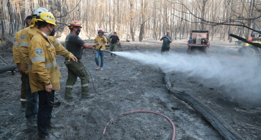 Kicillof recorrió la zona de Miramar donde se incendiaron 240 hectáreas 