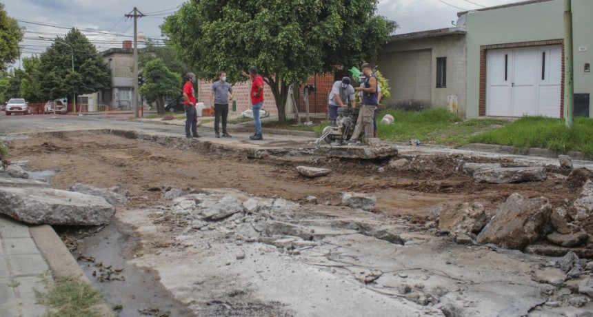 Ahora el Municipio repara importantes baches de hormigón sobre San Martín