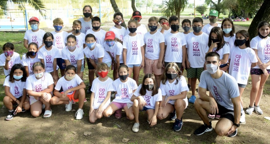 Se entregaron las remeras en la Colonia Municipal de Verano 