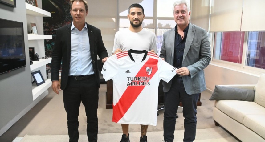 Elías Gómez firmó su contrato con River Plate