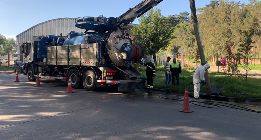 Trabajan en la limpieza de desagües en distintos puntos de la ciudad