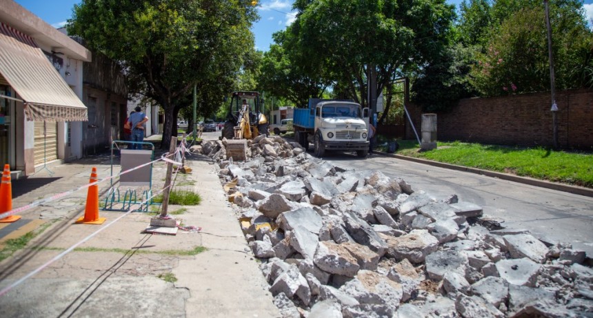 Siguen los trabajos de bacheo de hormigón sobre la calle San Martín