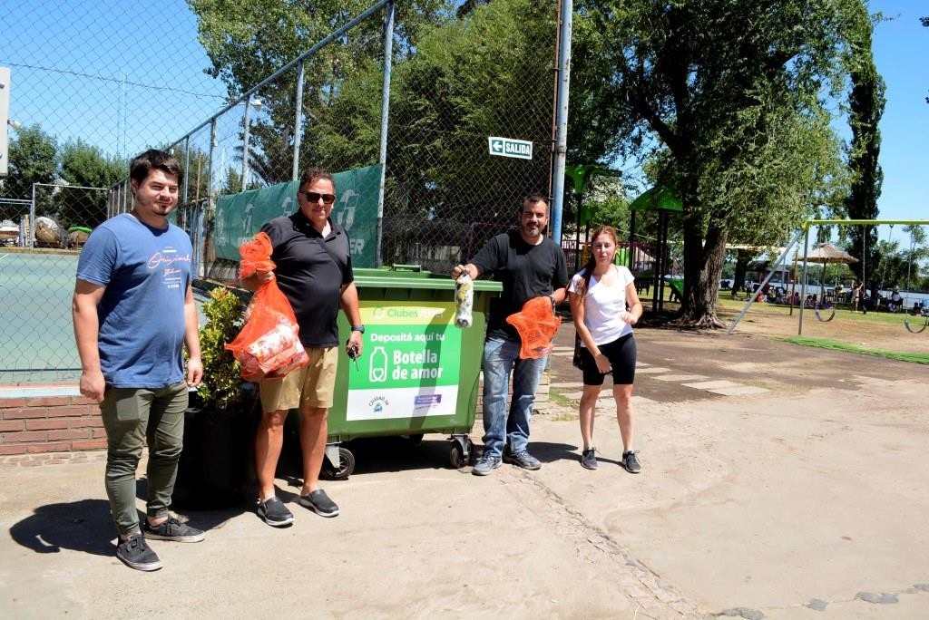 “Clubes Verdes” : el Municipio entregó los contenedores para depositar las “Botellas de Amor”