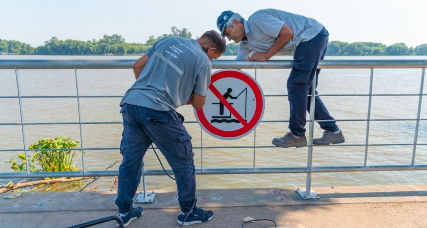 Refuerzan la cartelería de prohibido pescar en la Costanera
