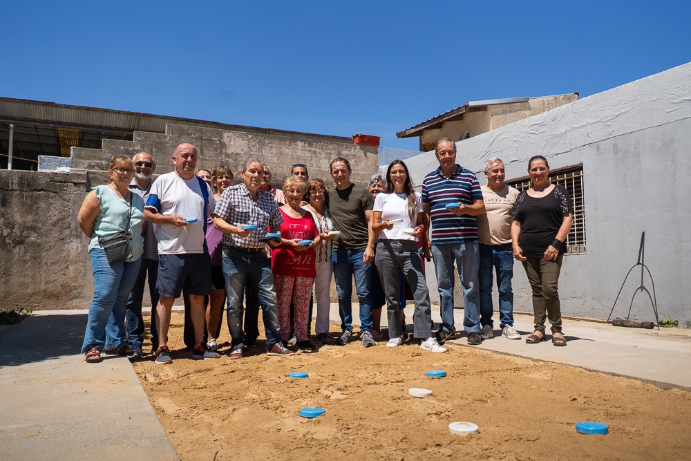 Abella y adultos mayores estrenaron la nueva cancha de tejo del Centro de Jubilados de la calle Pueyrredón   