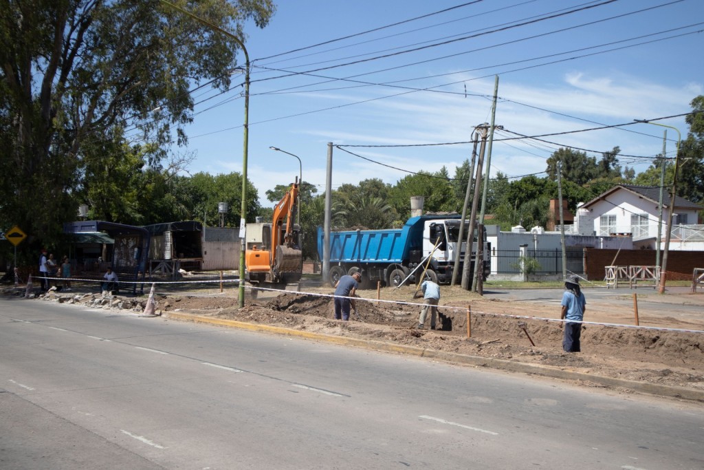 El Municipio ejecuta importantes obras para reordenar el tránsito en el acceso a Ariel del Plata