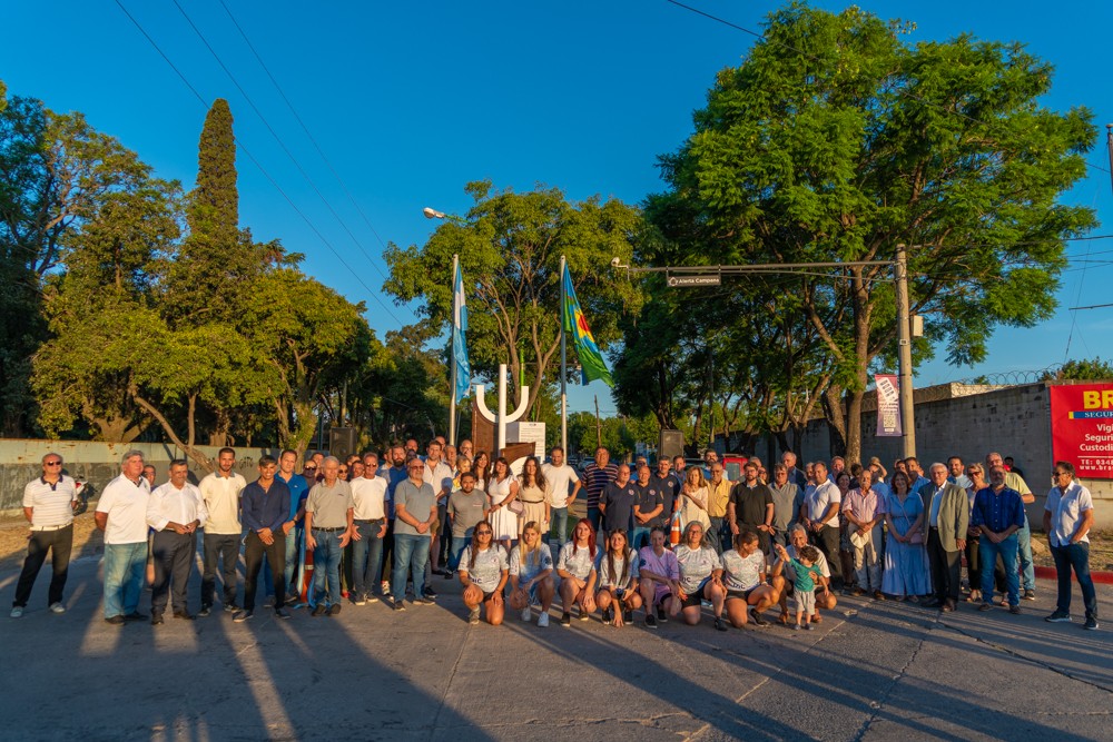 Abella acompañó la inauguración del monolito de la UIC que homenajea a la comunidad trabajadora de Campana