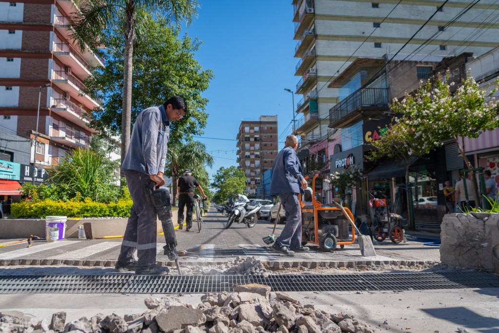 Abella supervisó el inicio de nuevas tareas de mantenimiento en la Av. Rocca