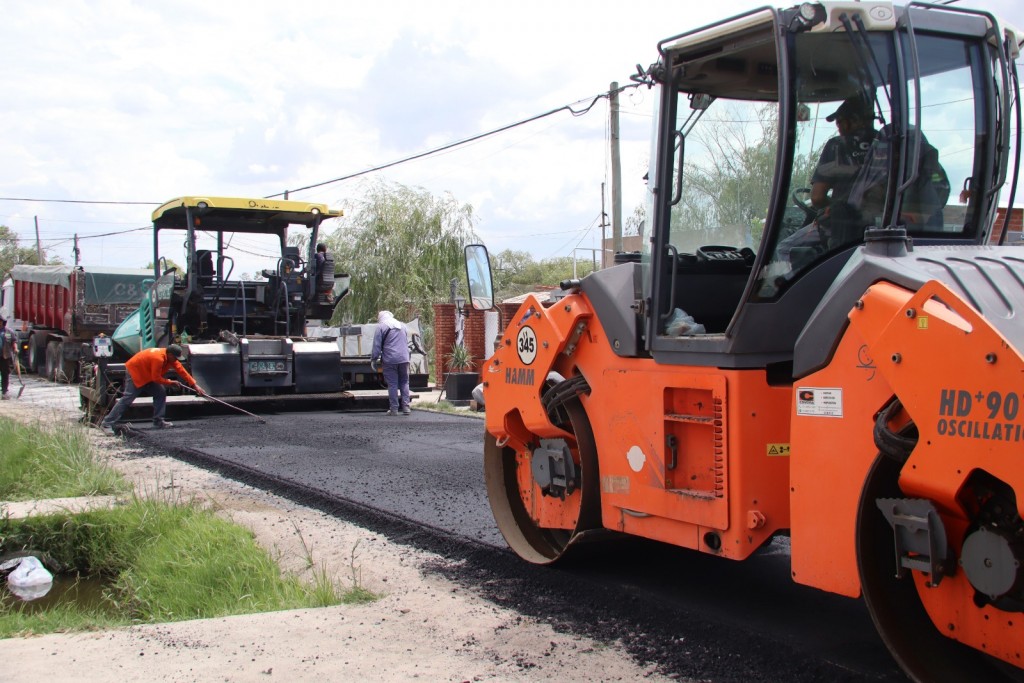 Avanzan las obras de asfalto en el barrio San Cayetano