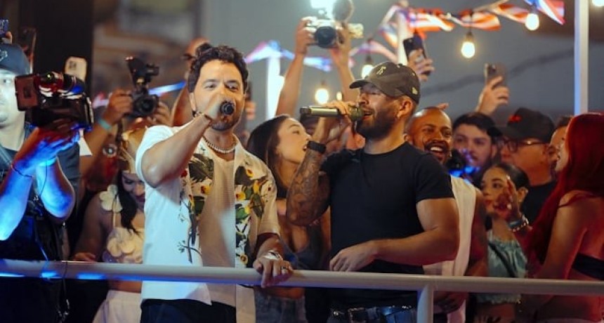 LUIS FONSI Y FEID DESATAN LA EUFORIA DEL PÚBLICO EN LAS FIESTAS DE LA CALLE SAN SEBASTIÁN AL REVELAR SU PRIMERA COLABORACIÓN JUNTOS, “CAMBIARÉ”