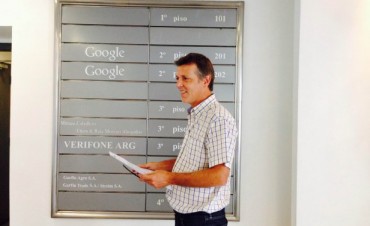 "Campana NO Campa&ntilde;a" Axel Cantlon visit&oacute; las oficinas de Google para pedir que se corrija el nombre de nuestra ciudad