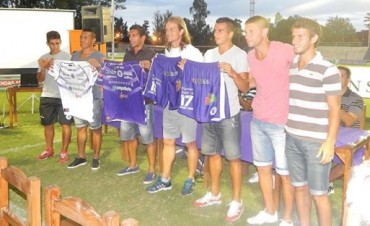 Villa D&aacute;lmine present&oacute; su nueva camiseta junto a sus sponsors