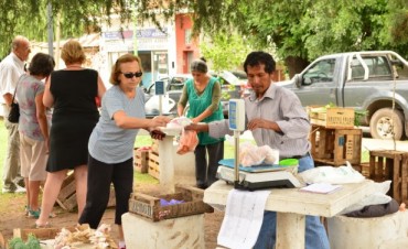 En la Plaza &ldquo;Ing. Amadeo Peyr&oacute;n&rdquo;:  El Barrio D&aacute;lmine Nuevo recibe una nueva visita de la Feria de Productores Locales 