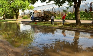 El Municipio limpi&oacute; bocas de tormenta y sumideros en inmediaciones de la Escuela T&eacute;cnica