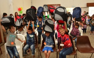 Los ni&ntilde;os de La Josefa y San Jacinto fueron los primeros en recibir sus mochilas y kits escolares