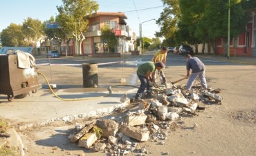Obras P&uacute;blicas del Municipio repara la intersecci&oacute;n de Bv. Sarmiento, Jean Jaures y Moreno