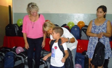 El Municipio junto a la familia y los ni&ntilde;os: Hoy finaliza la entrega de mochilas y &uacute;tiles escolares