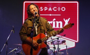 Javier Calamaro present&oacute; sus mejores temas en Espacio Clar&iacute;n