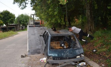 El Municipio retira autos abandonados de la v&iacute;a p&uacute;blica   