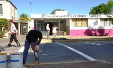 Contin&uacute;a la demarcaci&oacute;n vial frente a los establecimientos educativos