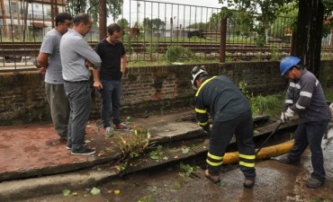 Destapan desag&uuml;es pluviales en el bajo de la ciudad